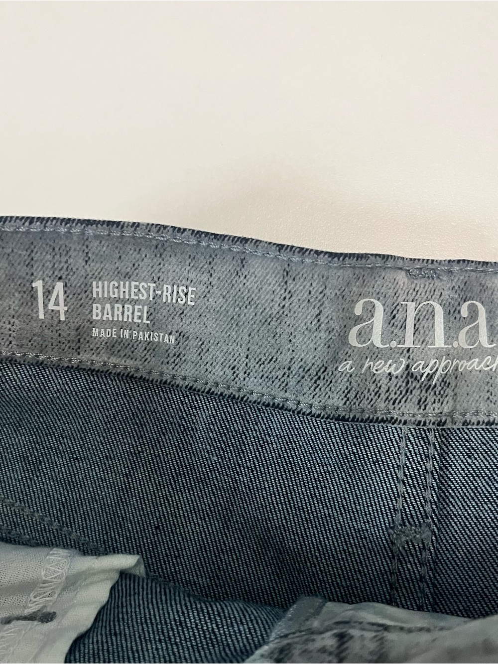 NWT a.n.a Highest Rise Barrel Jeans in Stone Grey Flocked - Size 14 - Picture 6 of 6